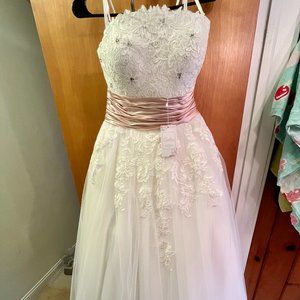 Brand new ivory tulle and lace wedding dress with corset back, size 10
